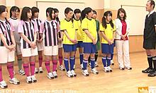 亚洲女友在家里和教练学习