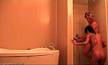 隐藏的摄像头色情片,特色是两个非常方便的女同性恋女孩
