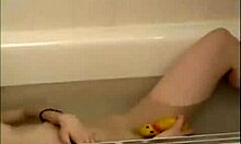 淫荡的棕发女郎在浴缸里用玩具自慰