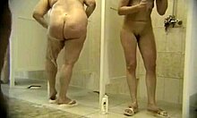 在同一个淋浴下检查一个荡妇旁边的巨大胖屁股