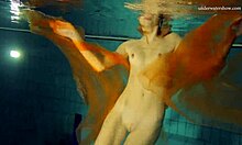 Nastya在游泳池里脱衣服并展示她迷人的裸体