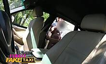 胸部丰满的金发出租车司机在车后座与年轻男子进行性活动