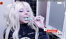 与俄罗斯和日本动漫女孩一起探索恋物癖幻想,使用牙刷和泡沫