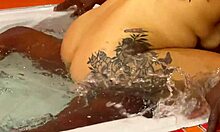 一个惊人的棕发女郎与一个阳具丰满的男人享受热辣的按摩浴缸,最终在面部射精中达到高潮