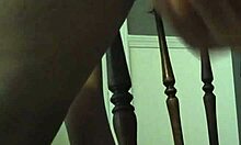 穿孔毛茸茸的阴户女孩在自制视频中与大型假阳具进行肛交