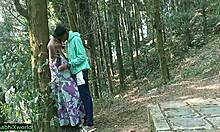一个中年印度女人和她的年轻情人在她家分手后在树林里激情相遇